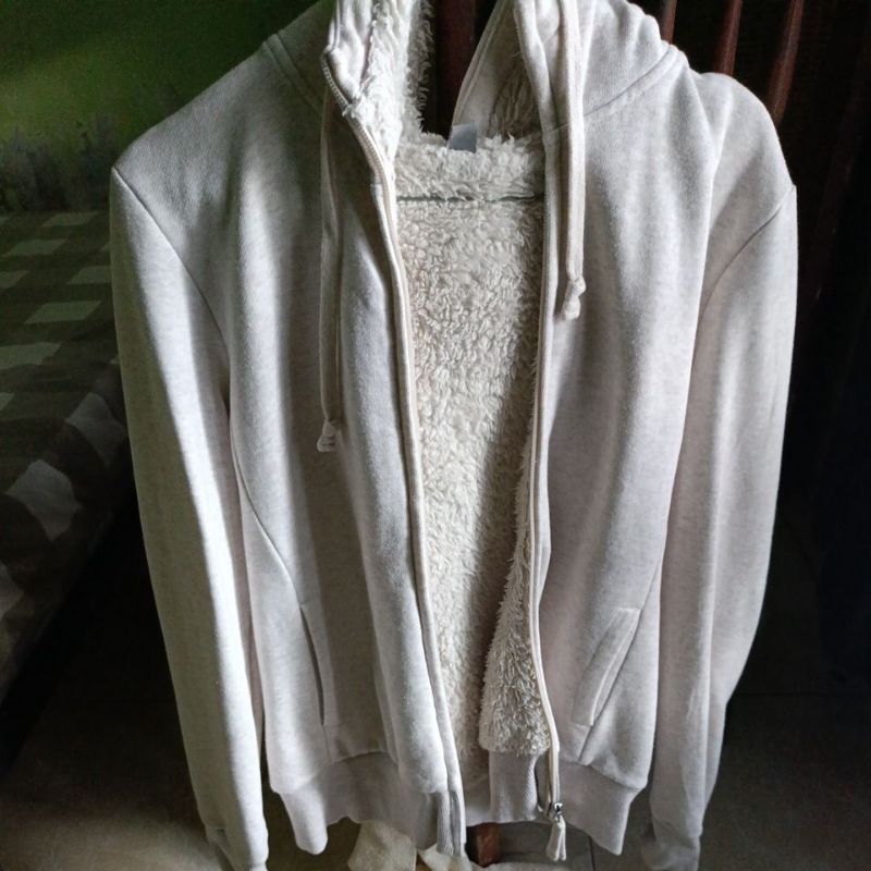 preloved (pl) uniqlo hoodie serva bulu