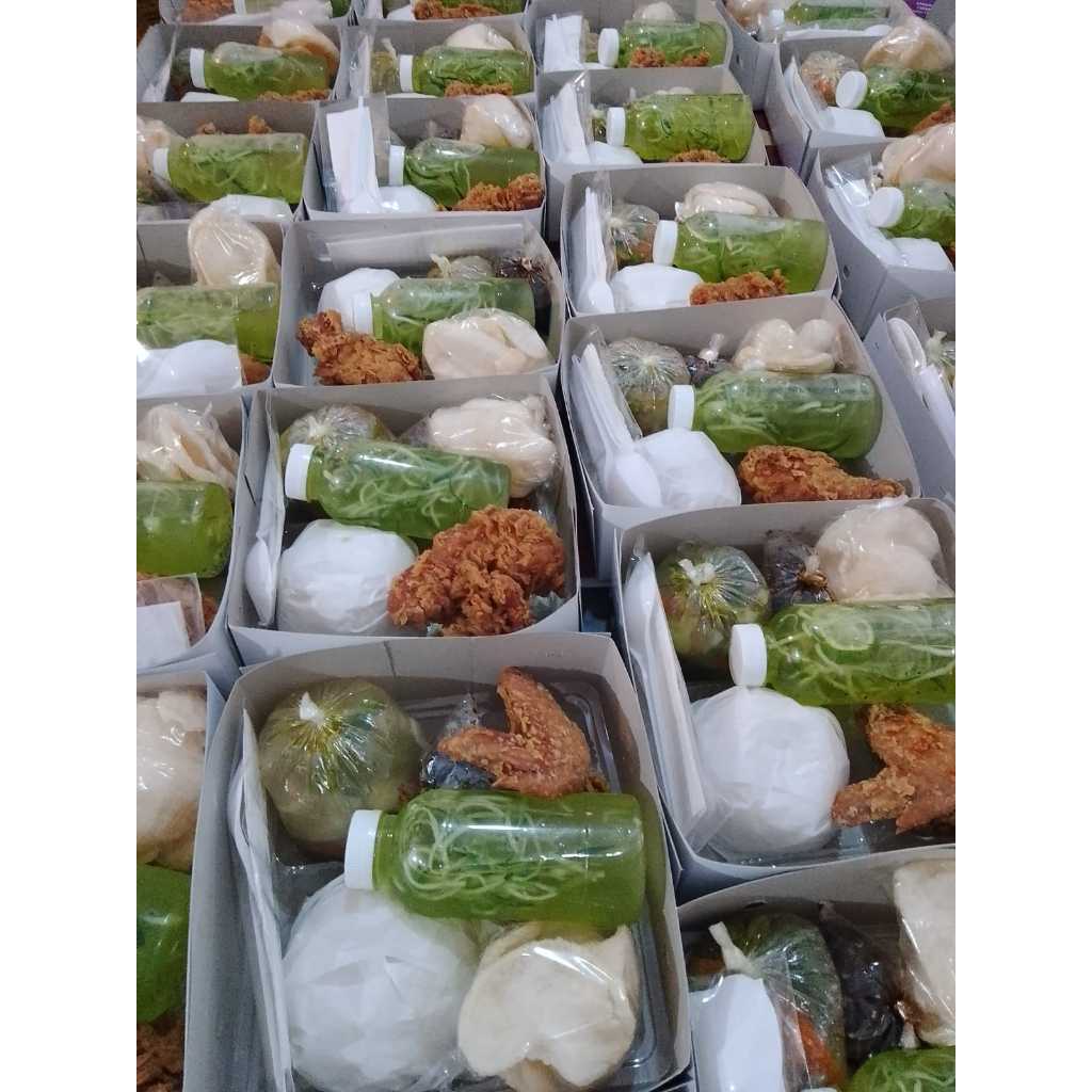 

Nasi Ayam krispy / Nasi Box ayam goreng, sop, sambal kecap, kerupuk, es kuwut minimal order 20box harga Rp 26.500