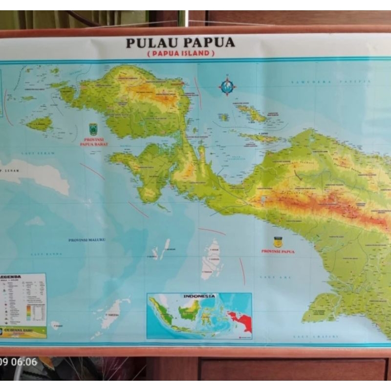 

Peta bingkai pulau Papua ukuran besar 175 x 110cm
