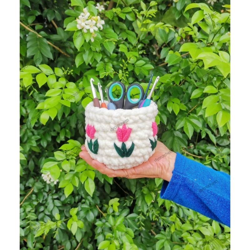 

TULIP BASKET/TEMPAT HAKPEN/TEMPAT PULPEN/TEMPAT PENSIL/TEMPAT PULPEN RAJUT/RAJUTAN LUCU
