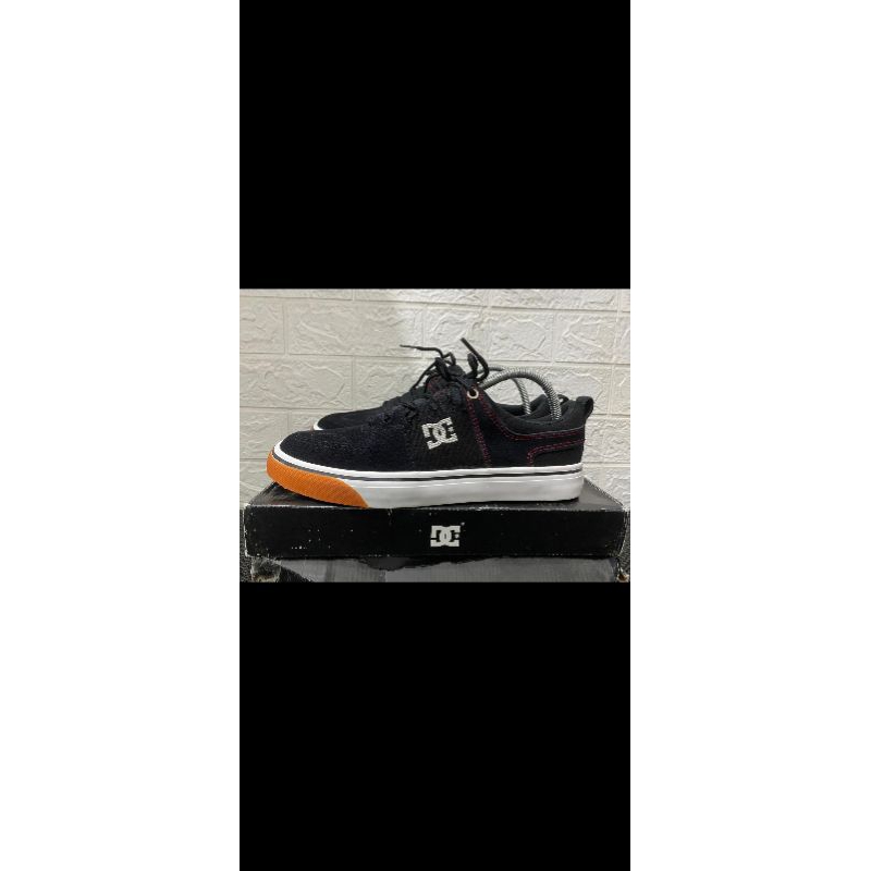 sepatu second dc