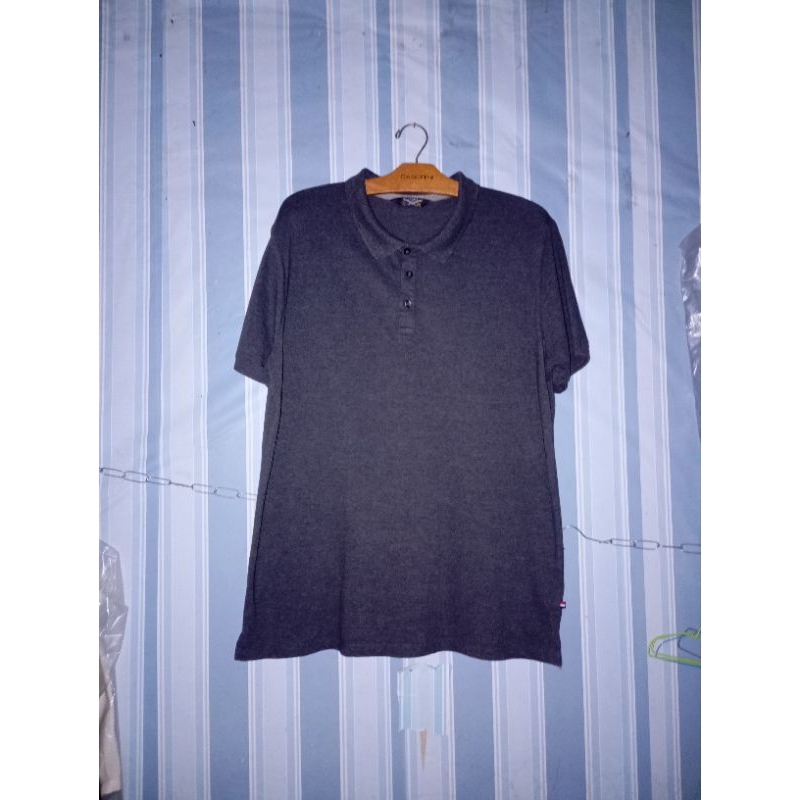 Kaos kerah warna abu tua