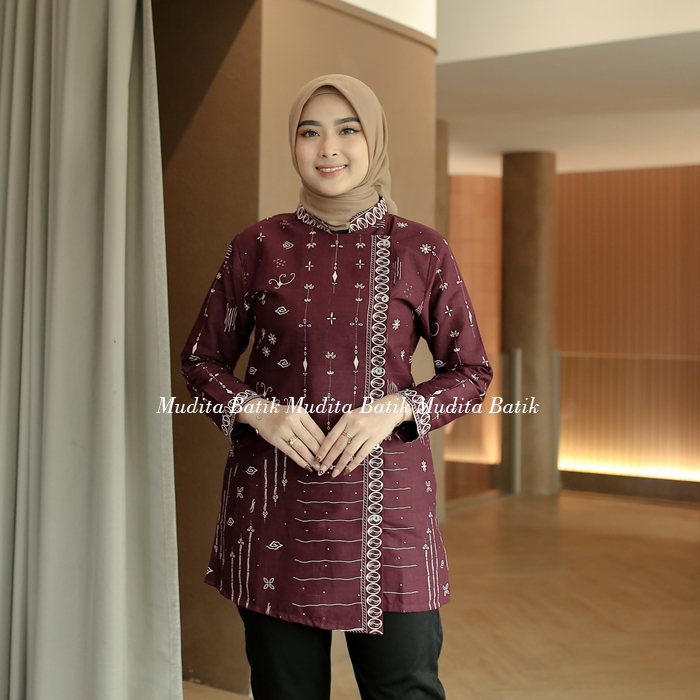 Batik Mudita Motif Purnama Batik Kerja Wanita Lengan Panjang Modern Bahan Katun Halus Warna Burgundy