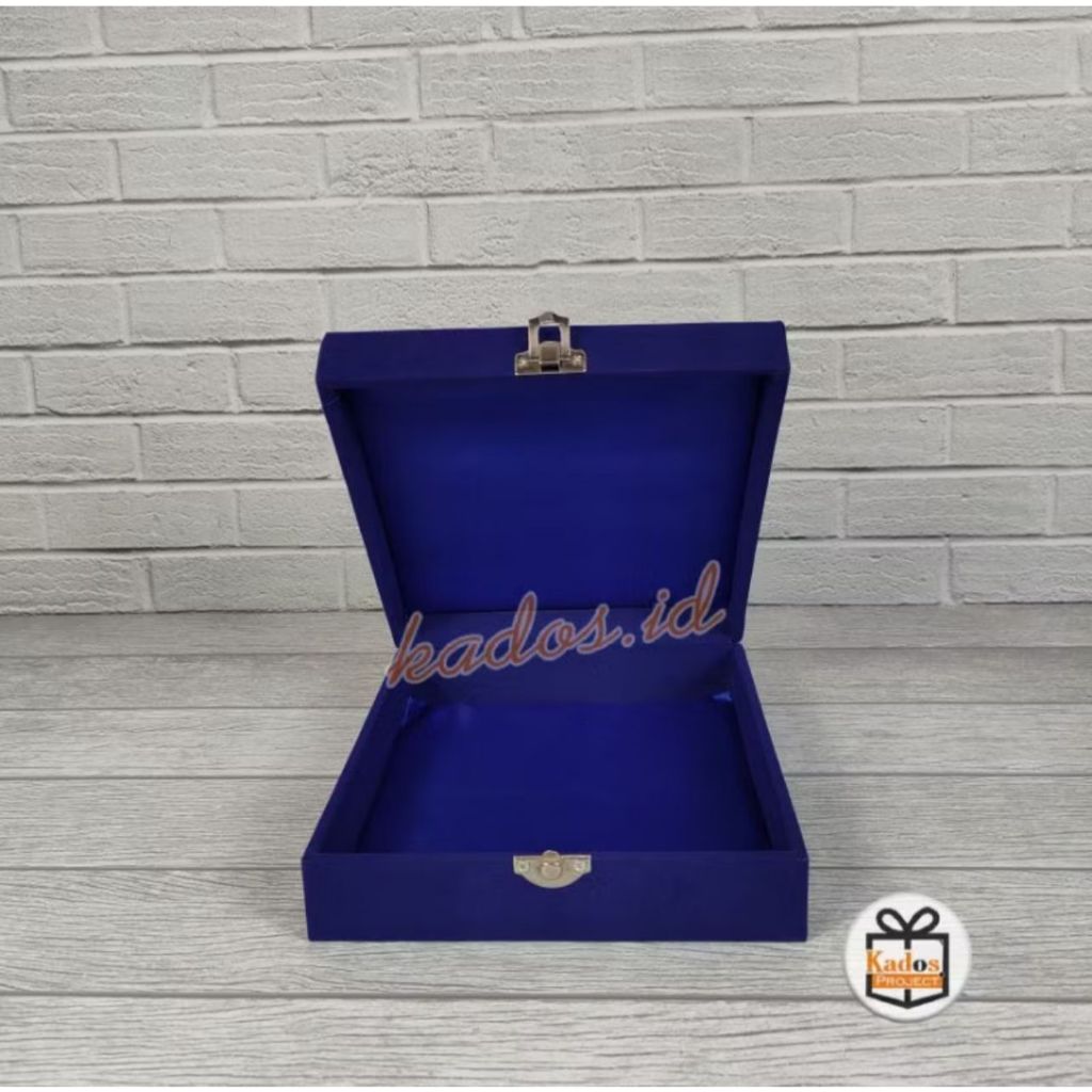 

Box Beludru Biru Ukuran 20 x 13 cm