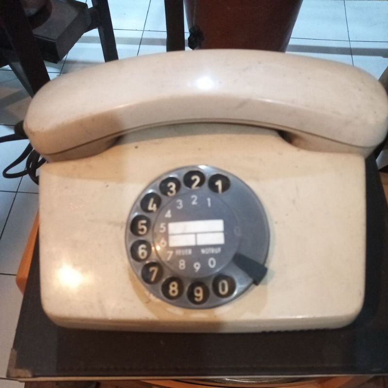 Telepon lawas , barang antik