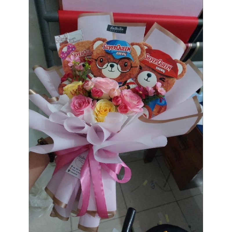 

BUKET SILVERQUEEN / BUKET VALENTIN / BUKET COKLAT / SILVERQUEEN CHUNKY BAR / SILVERQUEEN BEAR / COKLAT BERUANG