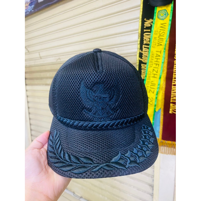 Topi Garuda Logo Hitam