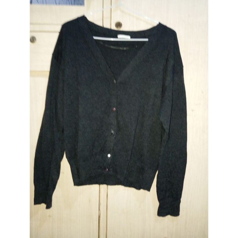 cardigan hitam GU