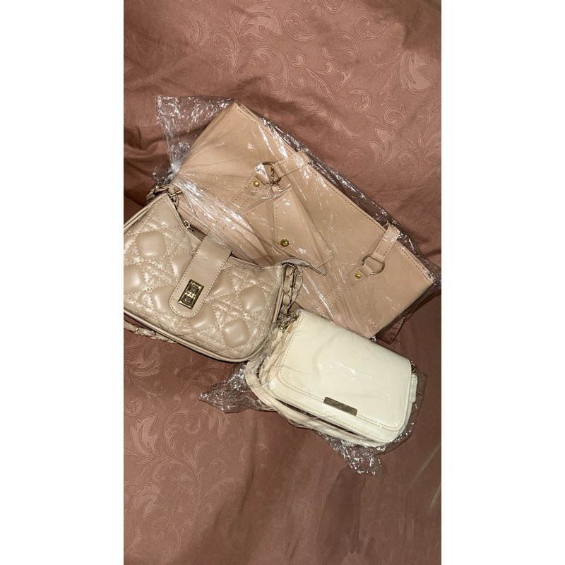 Tas Selempang Kulit Putih dengan Tali Wanita