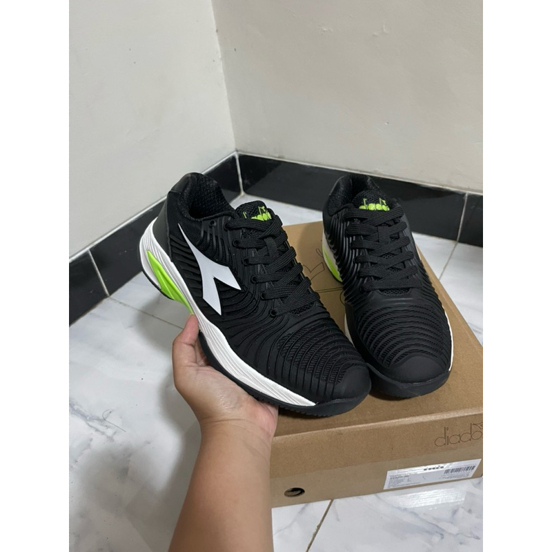 Sepatu tennis/ badminton Diadora hitam ukuran 39 (KENZO)