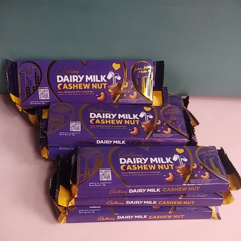 

Cadbury Dairy Milk Chocolate Cashew Nut 62gr / Coklat