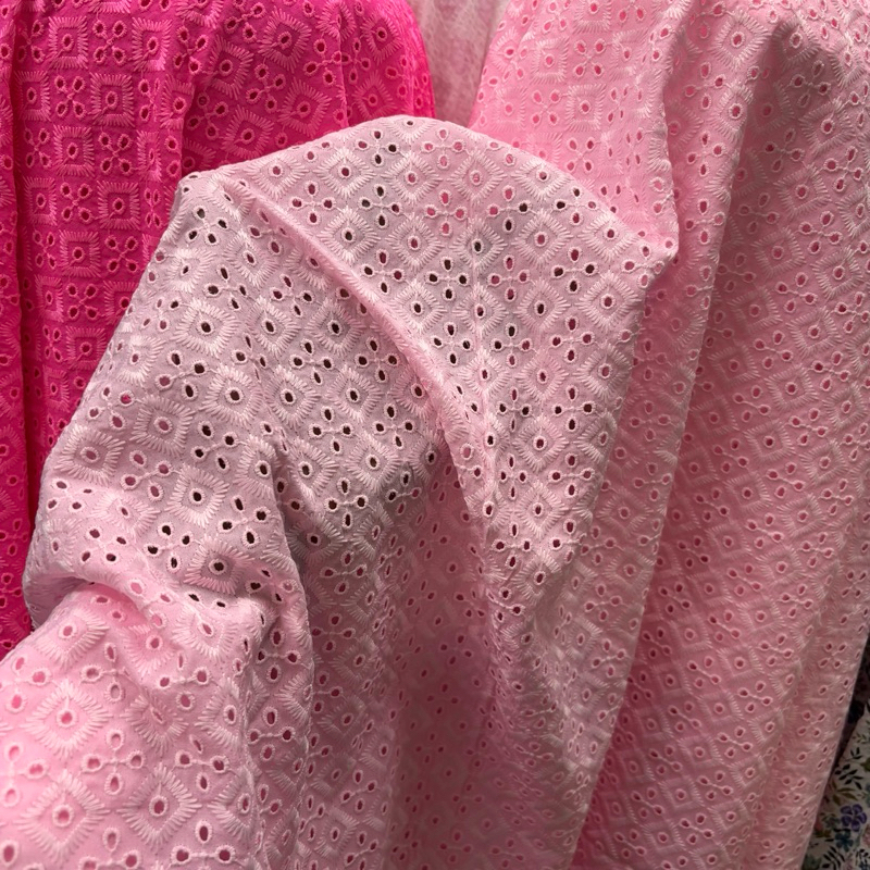 Kain Katun Bordir Bolong Premium Motif Geometris – Lembut, Adem, dan Elegan untuk Blouse, Dress, Gam