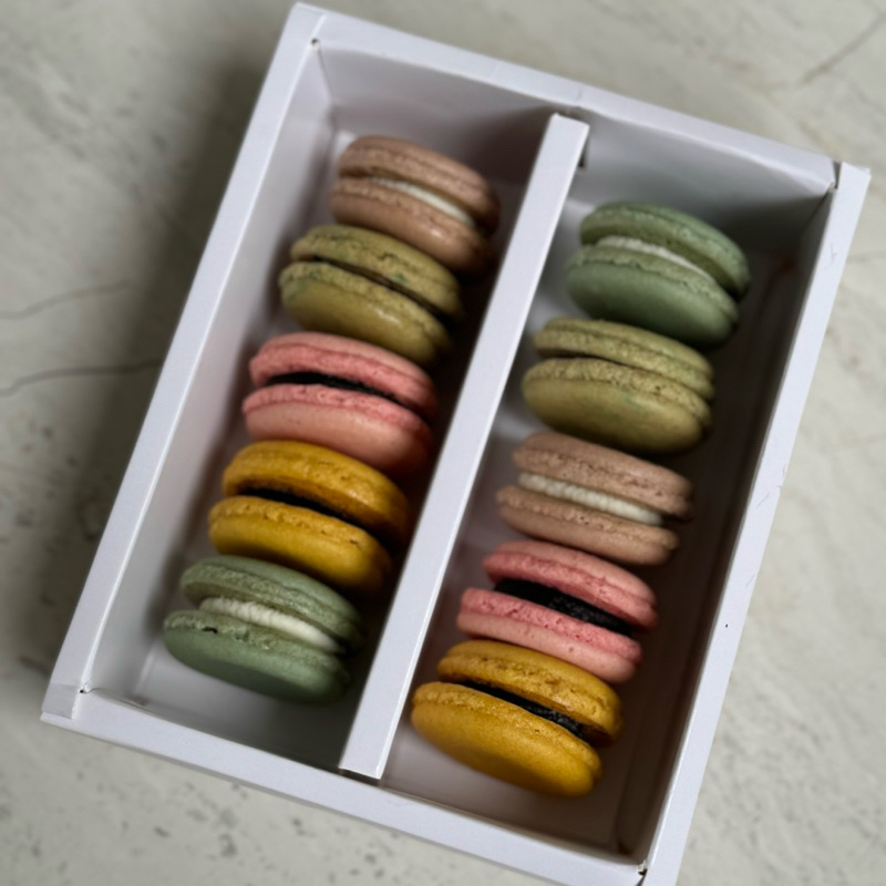 

Macaron Box isi 10 mix rasa