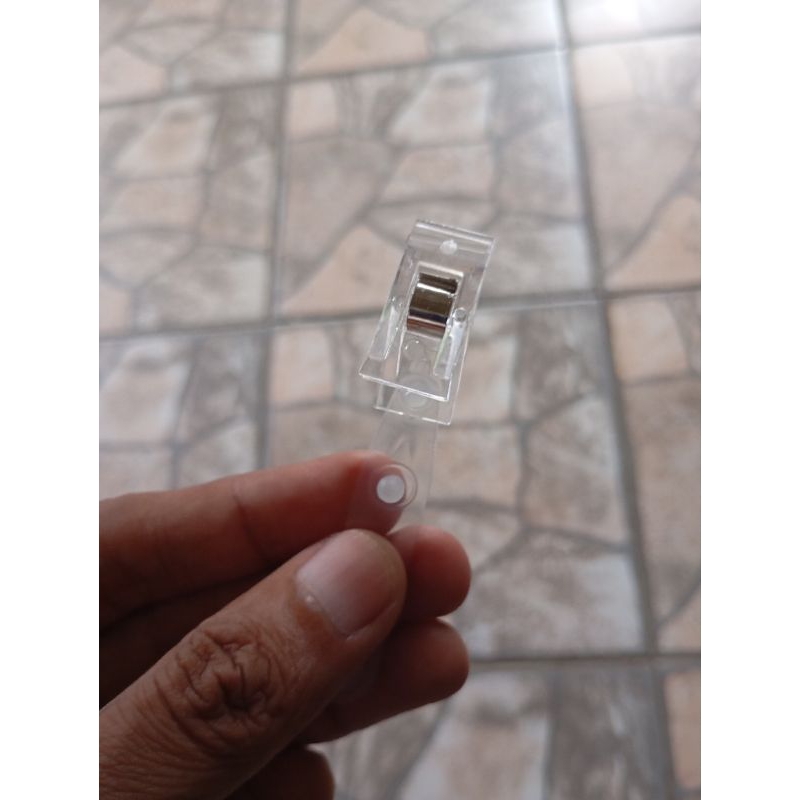 

Penjepit jepit ID Card NameTag bening transparant karyawan kantor