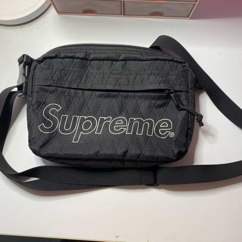 Supreme Tas Selempang Hitam