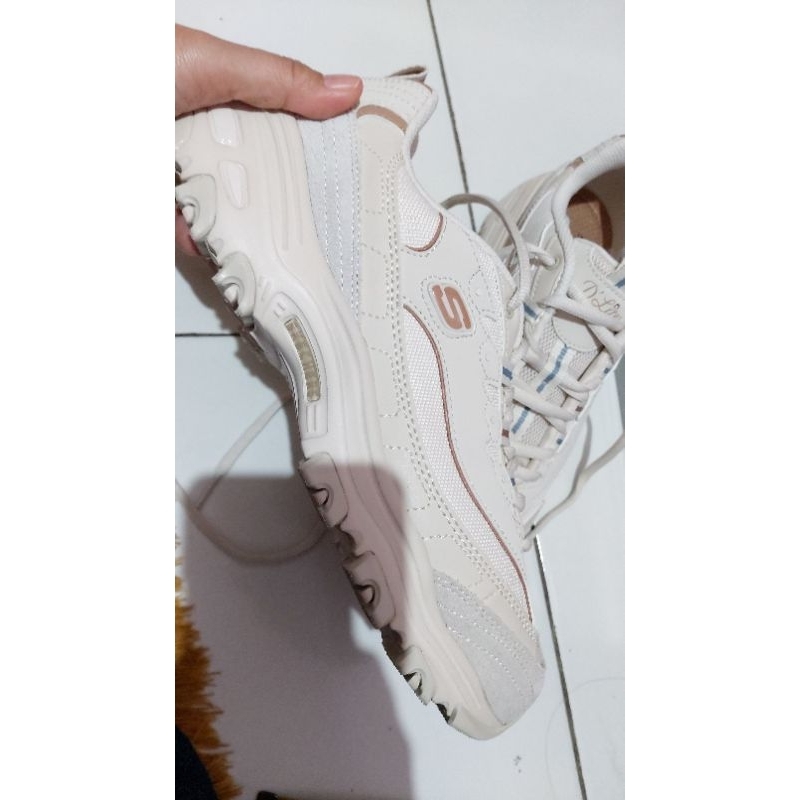 Sepatu Skechers D'Lite