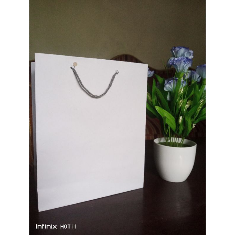 

Paperbag polos warna putih ukuran 20cmx10cmx25cm tas kertas putih/Paperbag murah polos