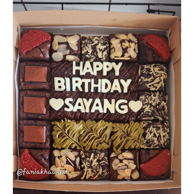 

FUDGY BROWNIES HIAS ULTAH 20x20 Bisa custom / Birthday cake / Hampers / Request topping max. 4 varian