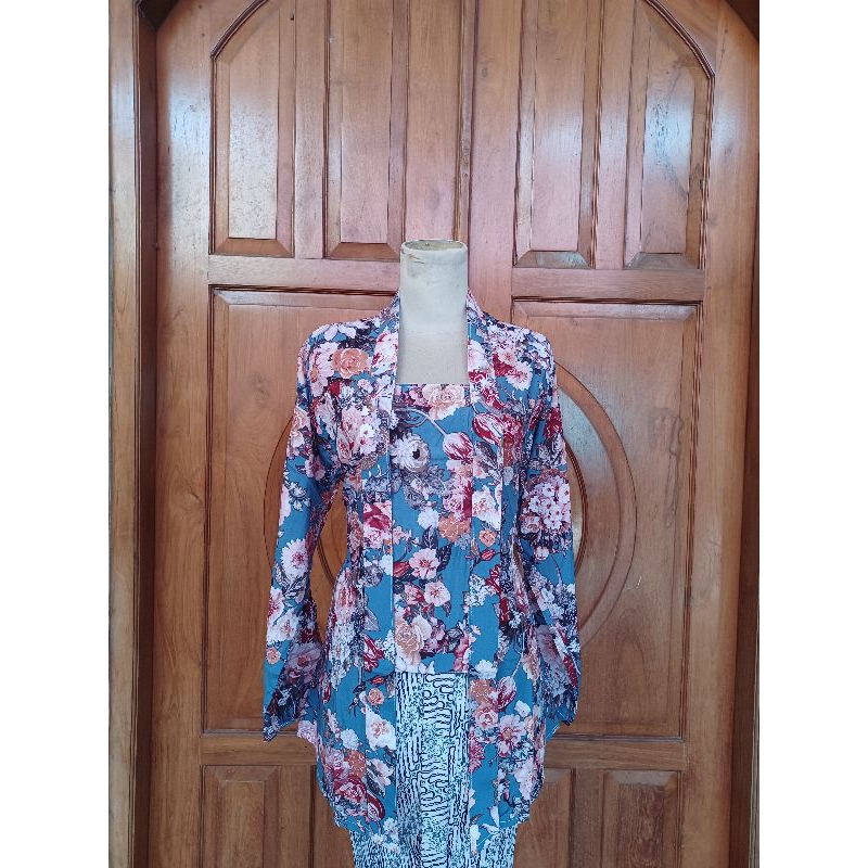 Kebaya Kutu baru motif bunga.