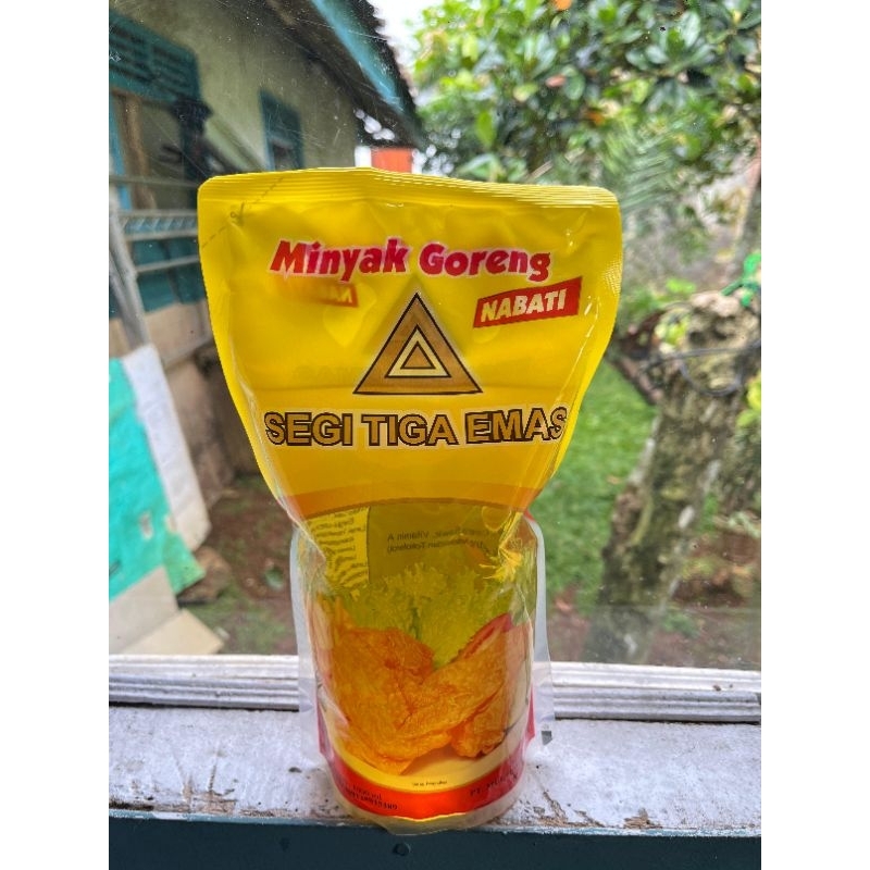 

minyak goreng segitiga emas 1 liter