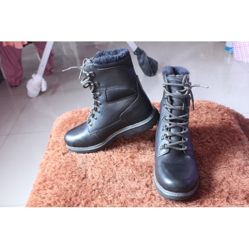 Sepatu boot high" Ecco". Upper kulit tapak kokoh barang masih mulus seperti baru. Size 40 insole 250