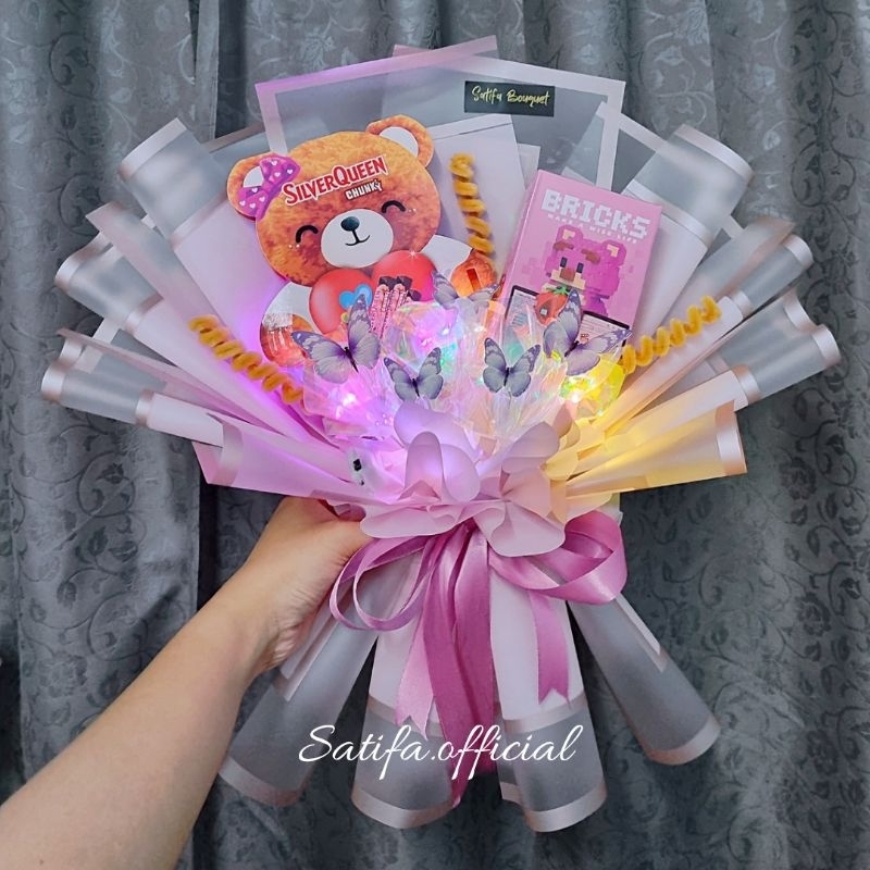 

Bucket Coklat Silverqueen Bear Mix Lego Edisi Valentine 2025