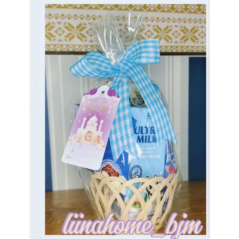 

parcel atau hamper cantik keranjang rotan lebaran isi snack