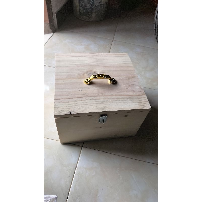 Kotak kayu tempat penyimpanan barang berharga