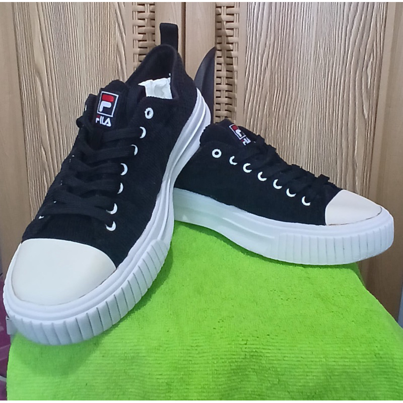 Sepatu Pria atau Sepatu Wanita Merek F 1 L A Original Second Branded / Sepatu Preloved Original Bran