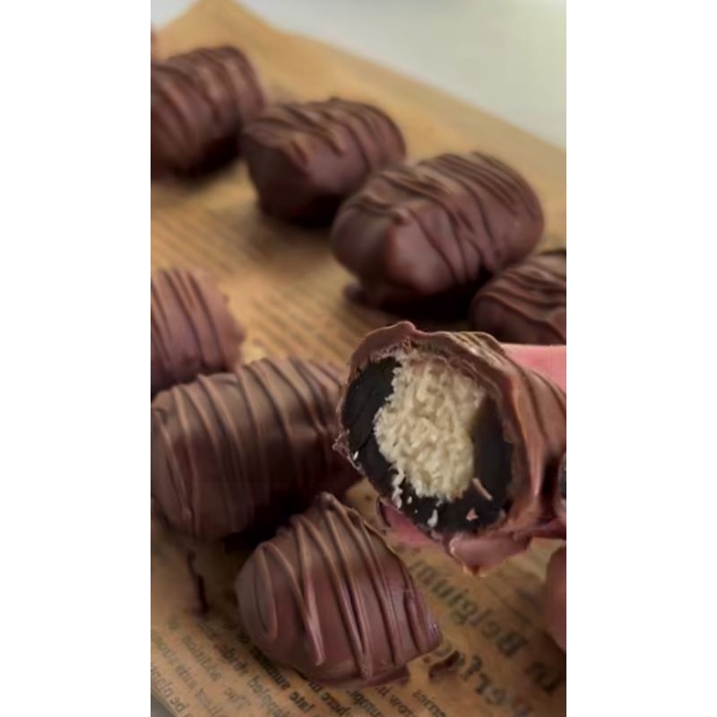 

coklat kurma dengan isi kelapa.