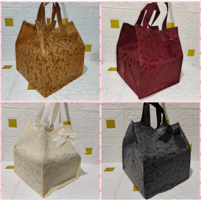 

TAS HAJATAN PITA FULL EMBOS MEWAH UKURAN 22 X 22.TAS KOTAK NASI/ TAS SPUNBOND/TAS PARSEL/TAS SOUVENIR/TAS ULTAH/GOODIE BAG