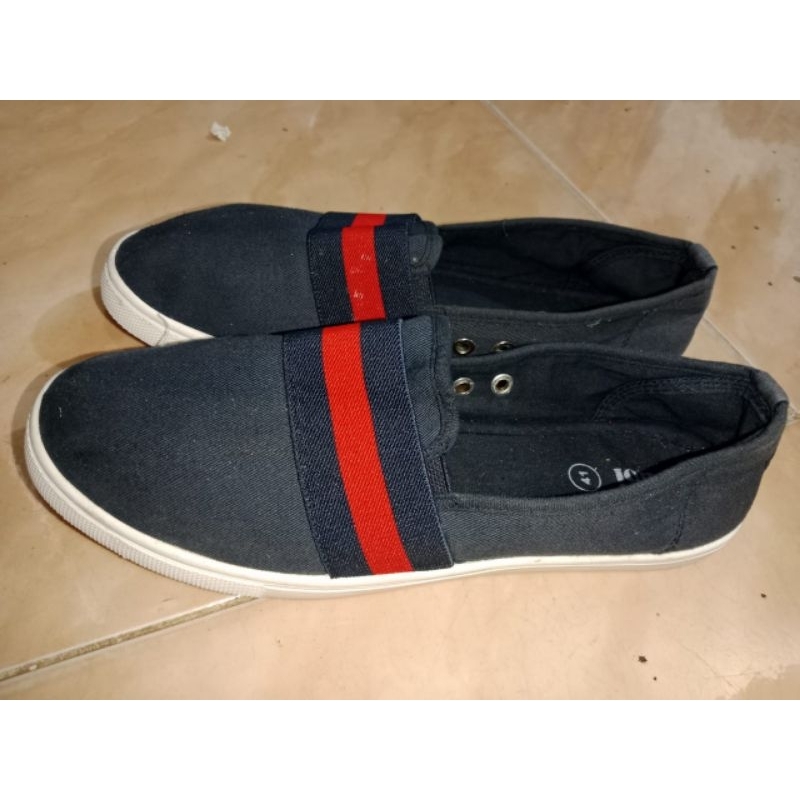 sepatu slip on Rubi