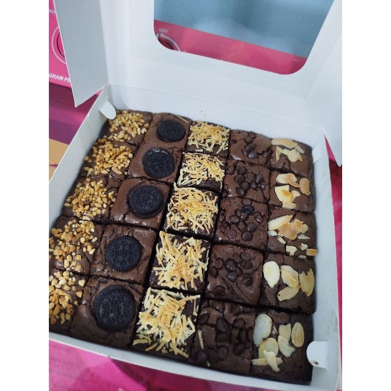 

Chewy Brownies Uk 20x20 by Yhafira Cake Shop