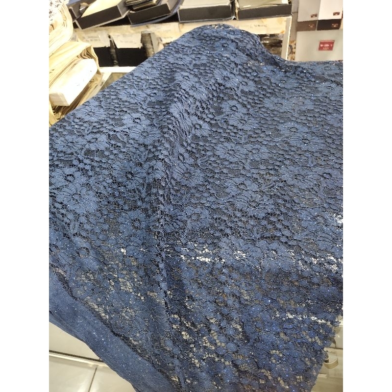 Kain brokat warna biru navy dongker motif bunga