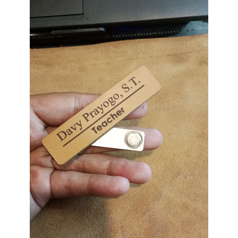 

Nametag custom kulit asli klip magnet