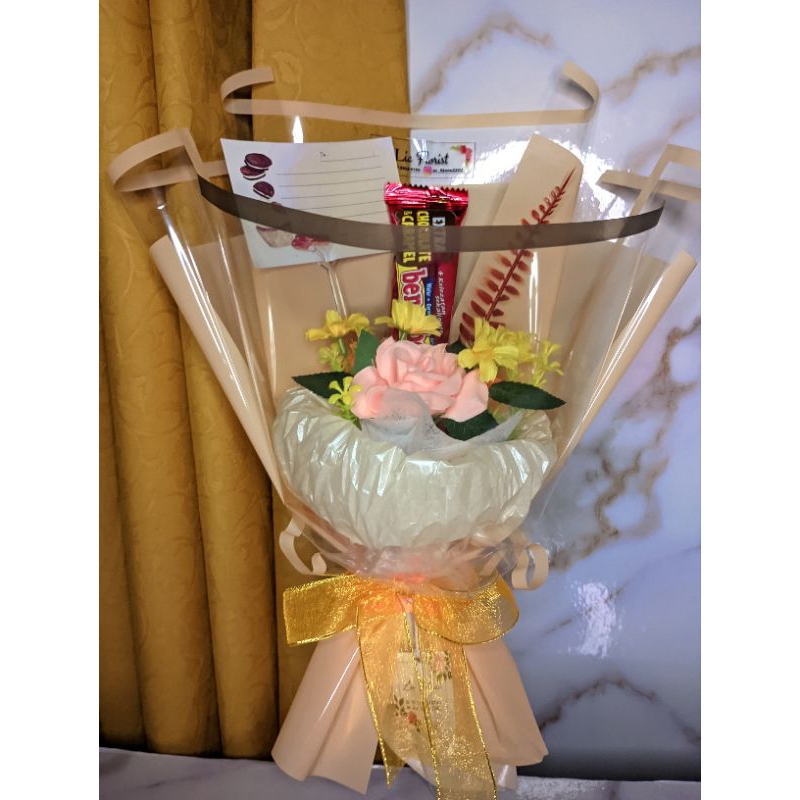 

Buket Bunga dengan cokelat Silverqueen hadiah Valentine day