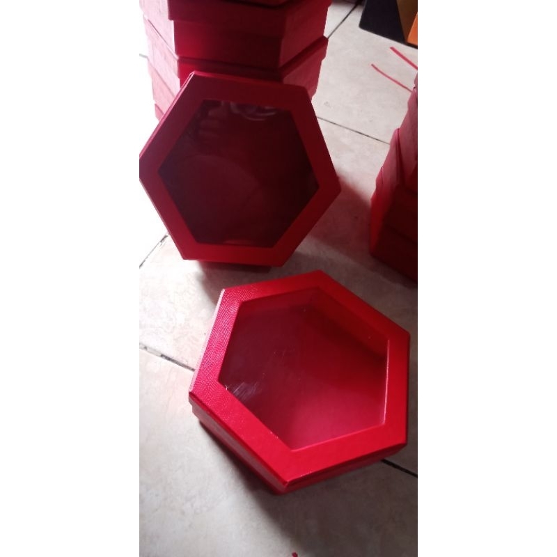 

Box Kado / Hampers Segi 6 murah berkwalitas ukuran 16.5x15x4cm hardbox