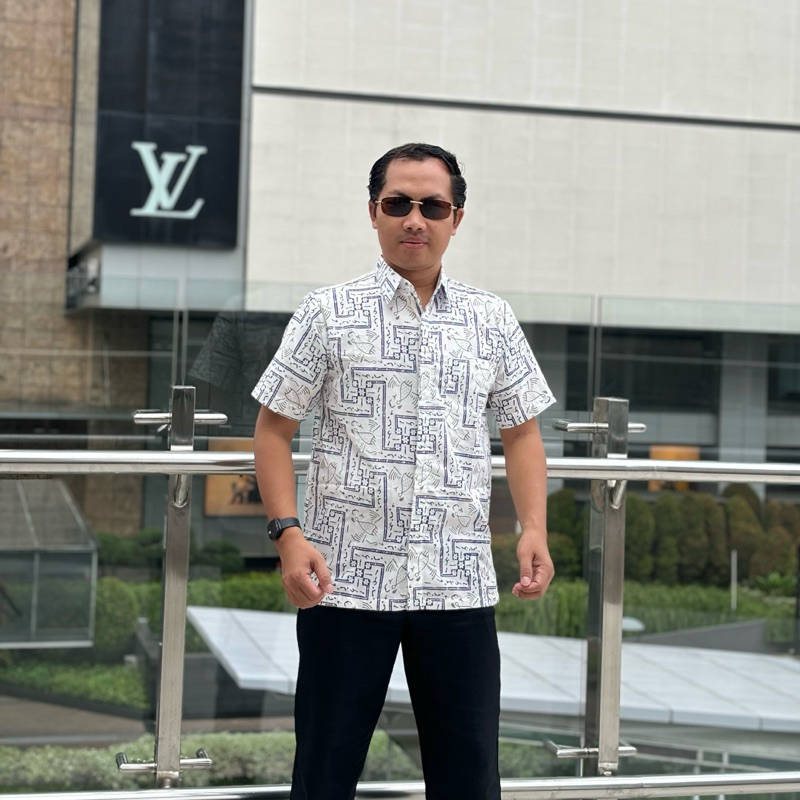 Hem batik pria PUTIH KOTAK bahan katun lengan pendek