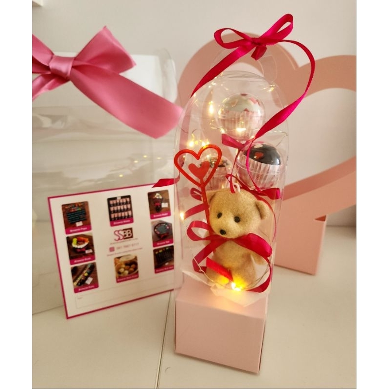 

Kado hadiah Valentine B / kue valentine jakarta / buket bunga valentine/ valentine's day cake / hampers valentine
