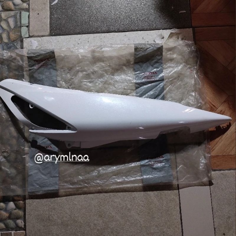 COVER BODY BELAKANG KANAN SUPRA X 125 64410-KTM-850FMX ORIGINAL AHM