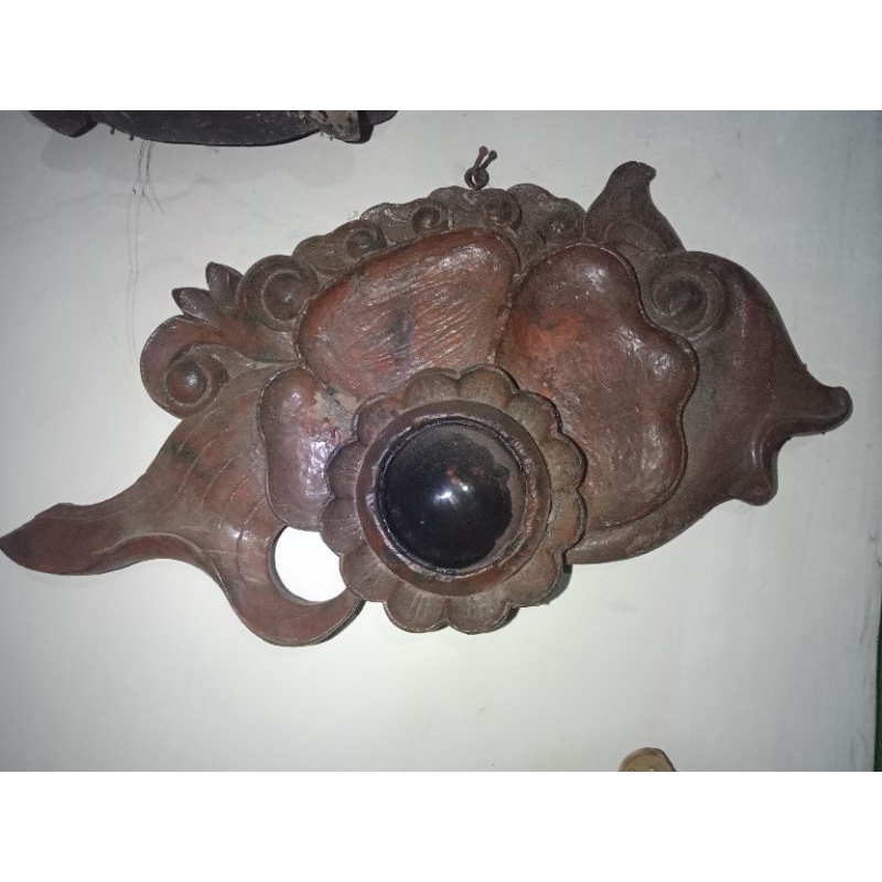 pajangan kayu bentuk ikan dan kristal bulat