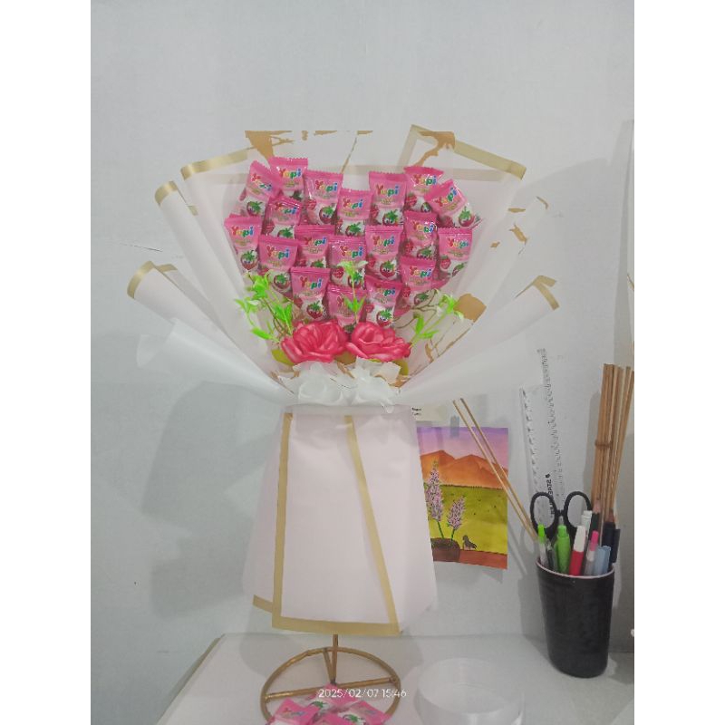 

Yupi Small Bouquet / Buket Yupi 45 cm Buket Bunga Cikarang [TheAnari]