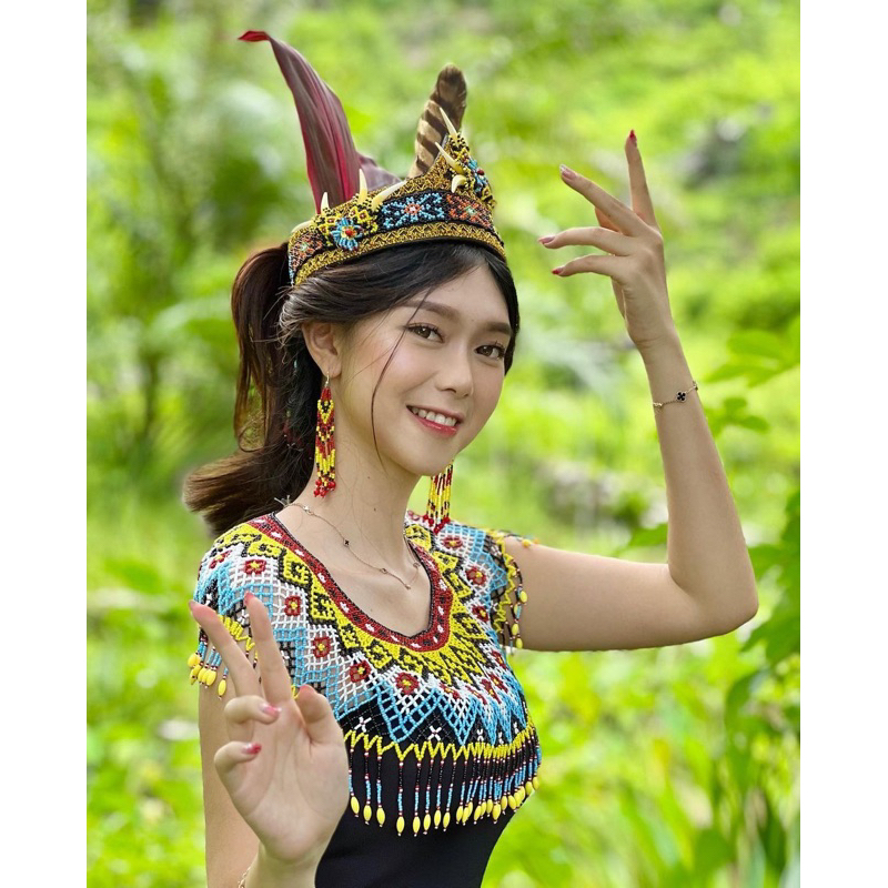 SATU SET ACC TARI DAYAK-TERATAI LEHER-TOPI MAHKOTA TARING-ANTING MANIK