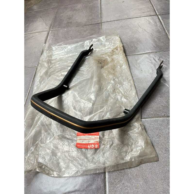 46210-35400L000 BEHEL JOK BEGEL PEGANGAN SADEL KARET SUZUKI RC80 RC100 SPIRIT DELUXE BRAVO ORIGINAL 