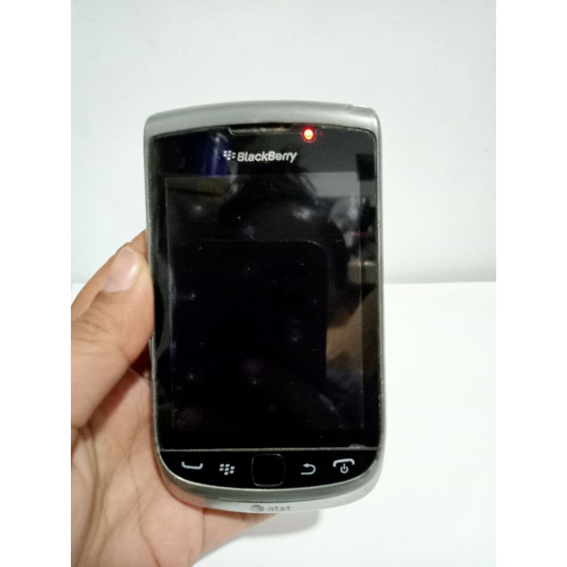 Hp BB torch 9610  (lampu indikator nyala,lcd mati)