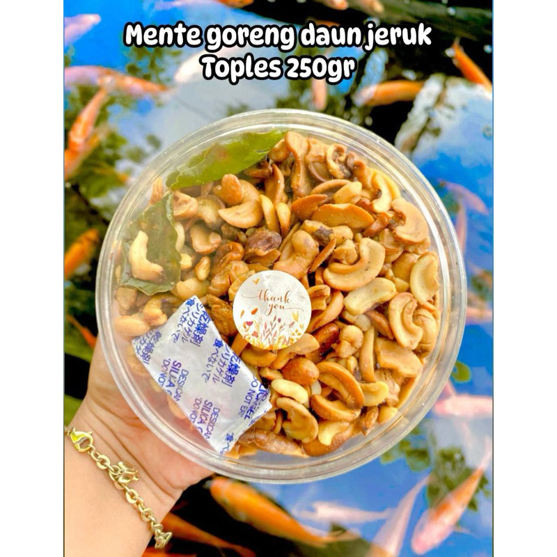 

Kacang mente belah daun jeruk kemasan 250gram berat 200gram