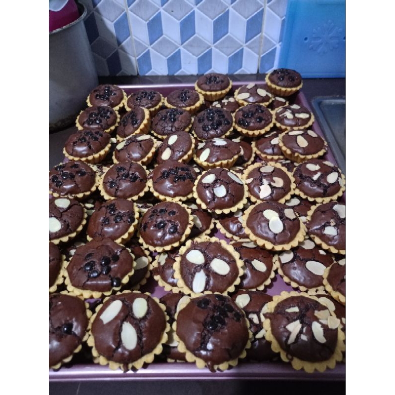 

PIE BROWNIES shiyn di jual perbox isi 13pic