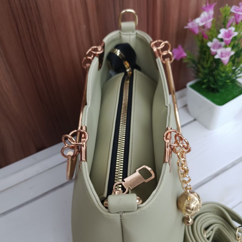 izdihaar tas wanita slempang tenteng mewah gantungan bola