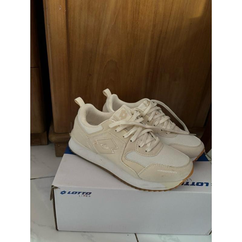 PRELOVED - Sepatu Lotto Clement Running Size 36 Beige