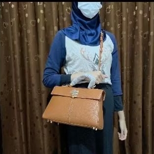CAFUNE STANCE BAG NEW. Tas CAFUNE warna tan/gold